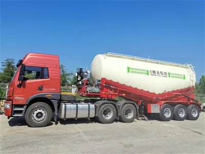 Camion transport material pulbere