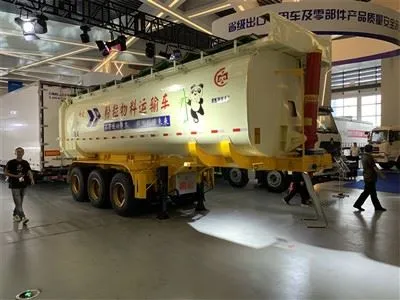 Remorcă cu basculant spate rezervor