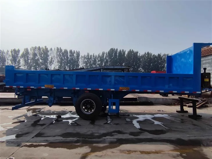 Semiremorcă cu basculantă spate